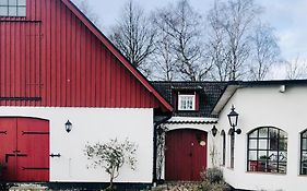 Stort rymligt boende med två sovrum och pentry i lantlig miljö